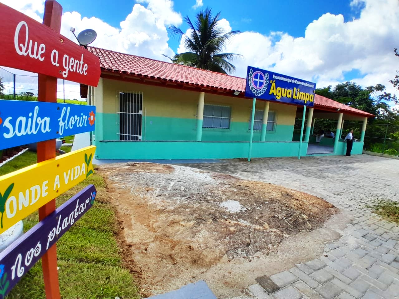 Prefeitura entrega escola reformada e ampliada na comunidade de Água Limpa